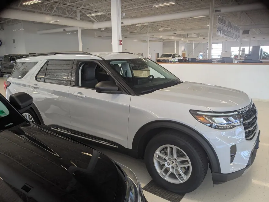2025 Ford Explorer photo 1