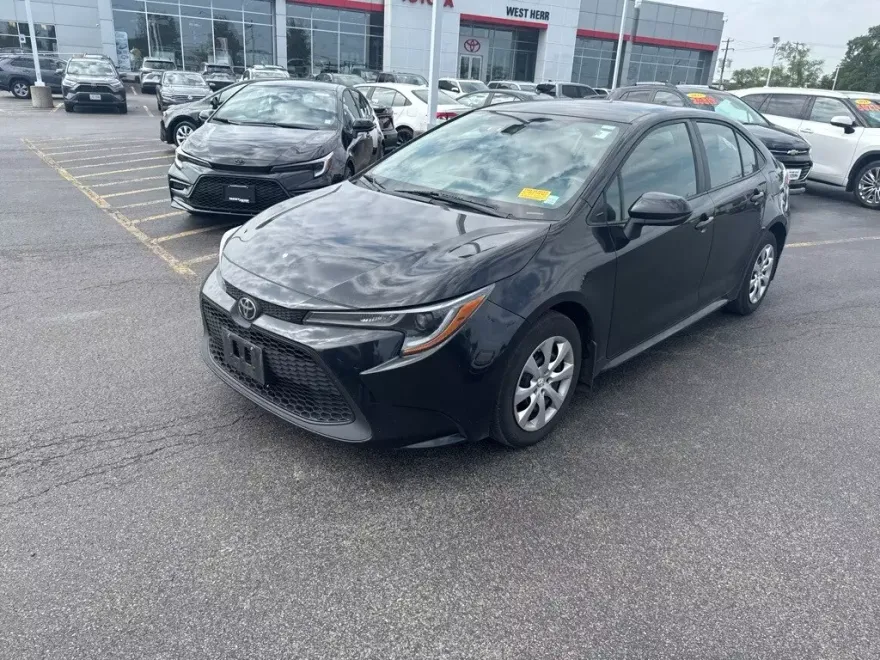 2022 Toyota Corolla LE photo 1