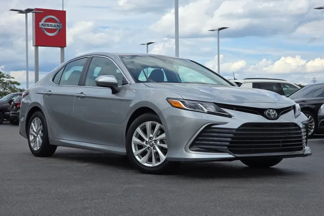2023 Toyota Camry LE photo 1