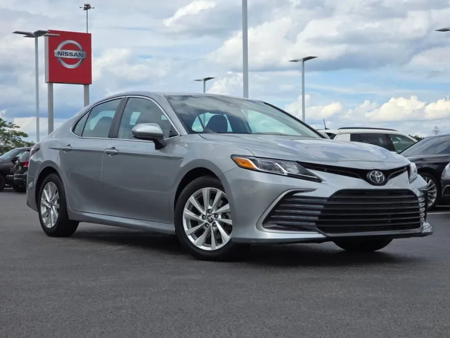 2023 Toyota Camry LE photo 1