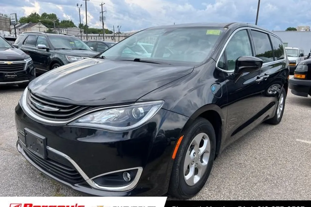 2017 Chrysler Pacifica Hybrid Touring Plus photo 1