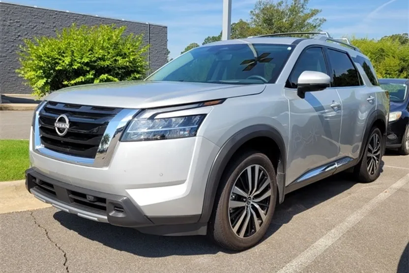 2024 Nissan Pathfinder Platinum photo 1