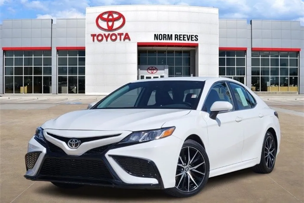 2024 Toyota Camry SE photo 1