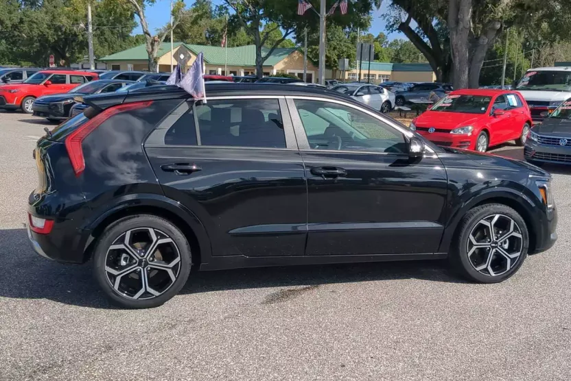 2023 Kia Niro EX Touring photo 1