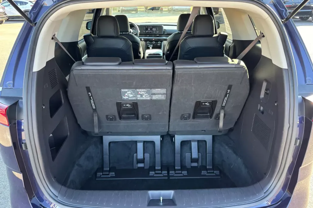 2024 Kia Carnival LX photo 1