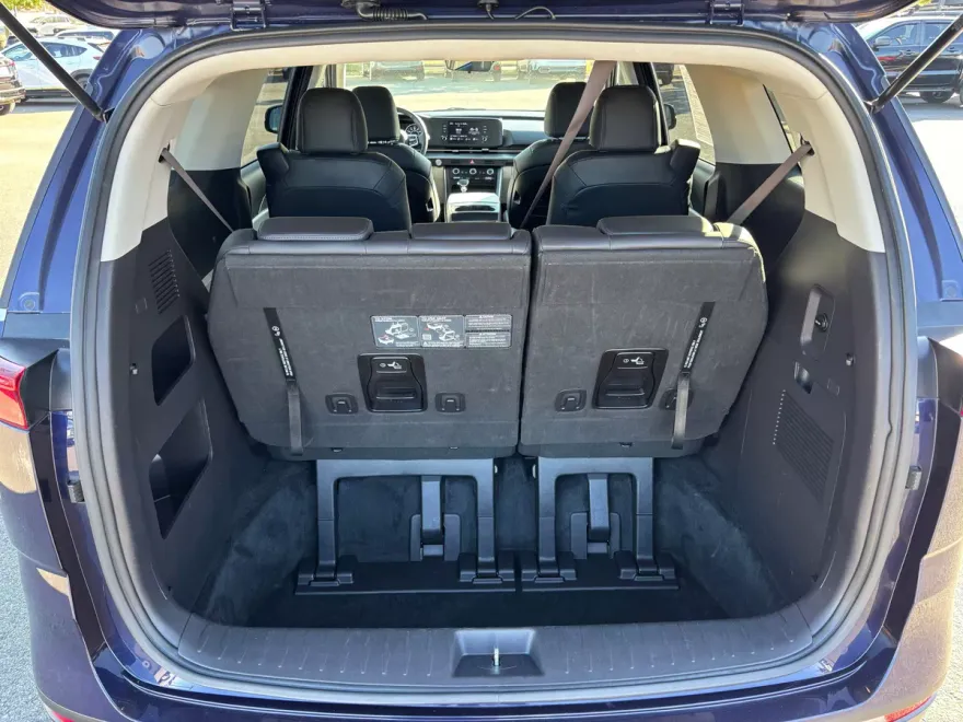 2024 Kia Carnival LX photo 1