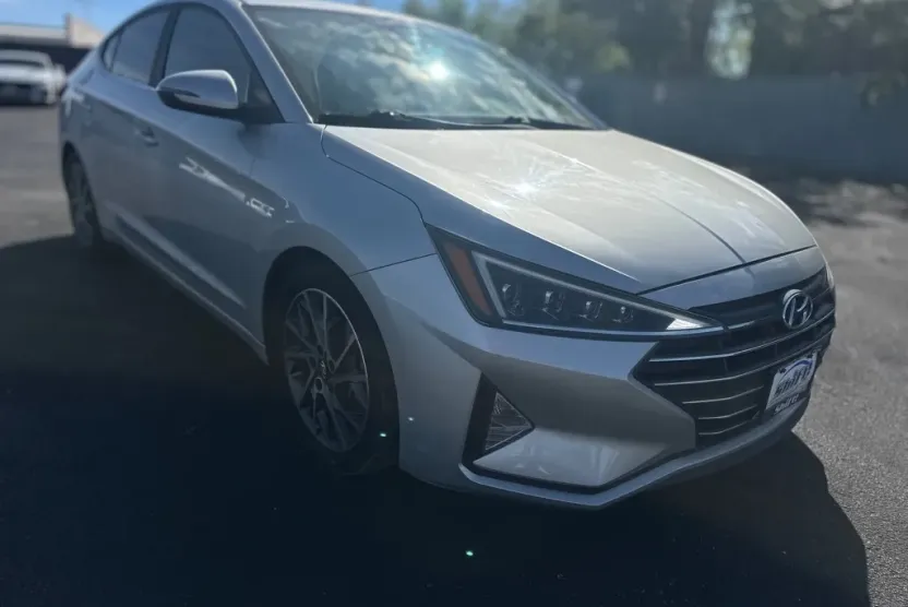 2019 Hyundai Elantra SEL photo 1