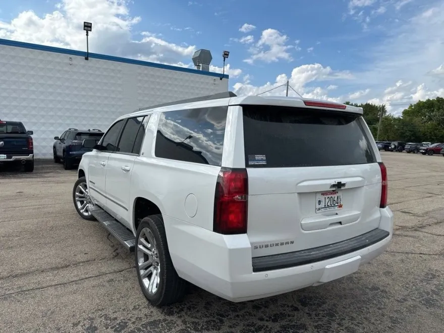 2017 Chevrolet Suburban LT photo 1