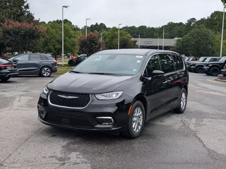 2026 Chrysler Pacifica photo 1