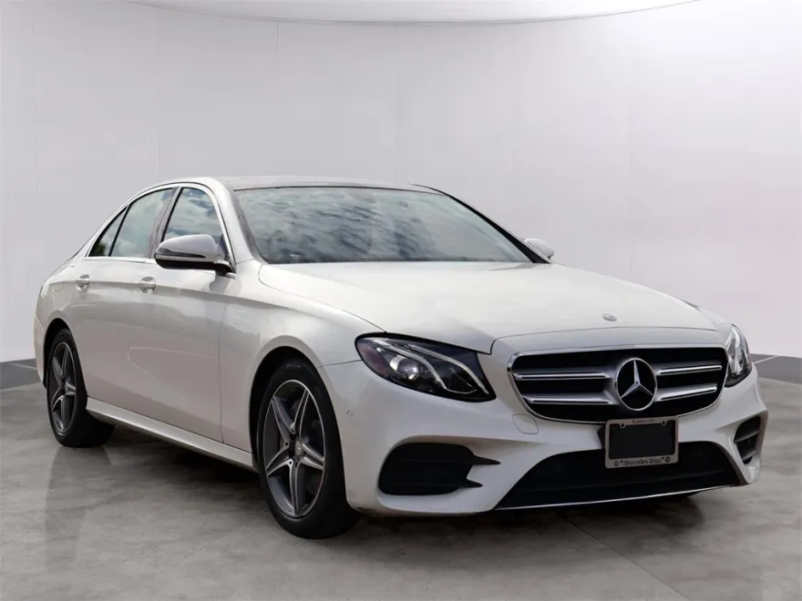 2017 Mercedes Benz E 300 4MATIC photo 1