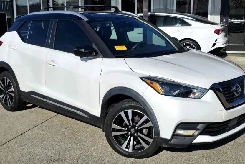 2020 Nissan Kicks SR photo 1