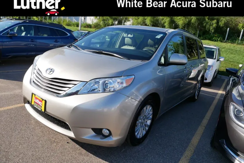 2016 Toyota Sienna XLE photo 1