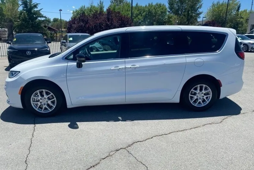 2024 Chrysler Pacifica Touring L photo 1