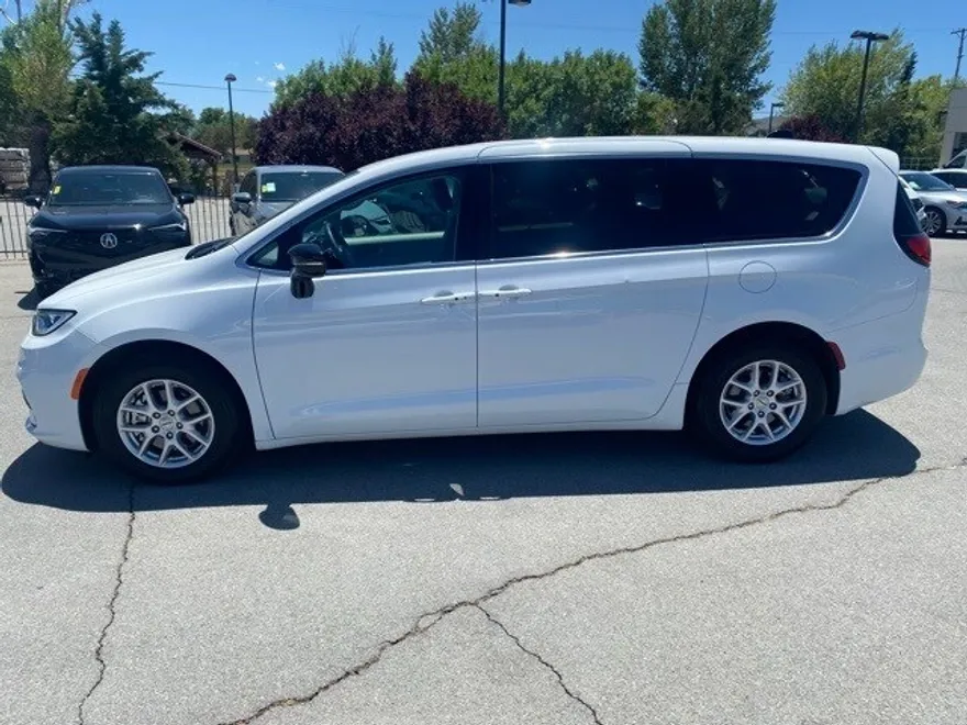 2024 Chrysler Pacifica Touring L photo 1