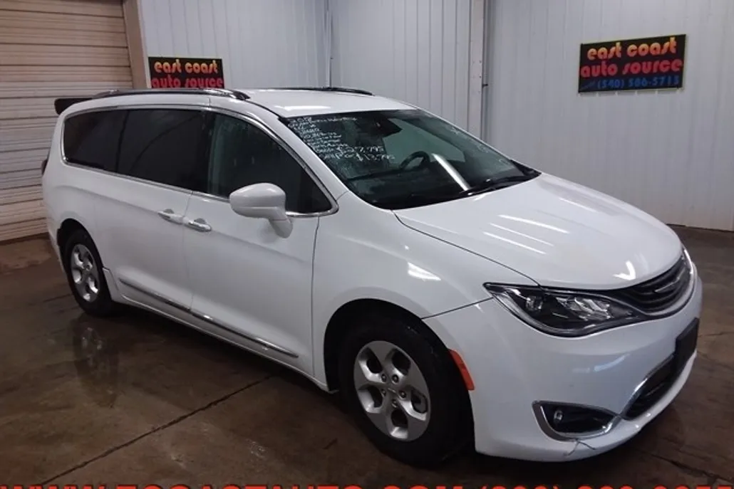2018 Chrysler Pacifica Hybrid Touring L photo 1