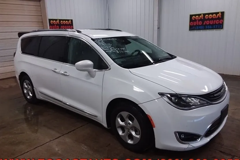 2018 Chrysler Pacifica Hybrid Touring L photo 1