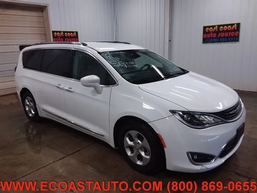 2018 Chrysler Pacifica Hybrid Touring L photo 1