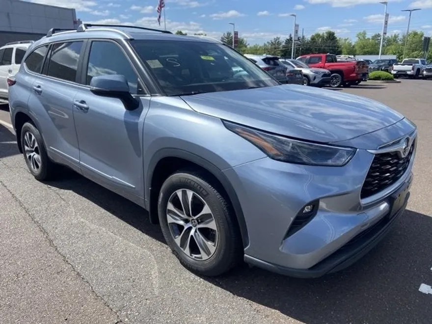 2023 Toyota Highlander XLE photo 1