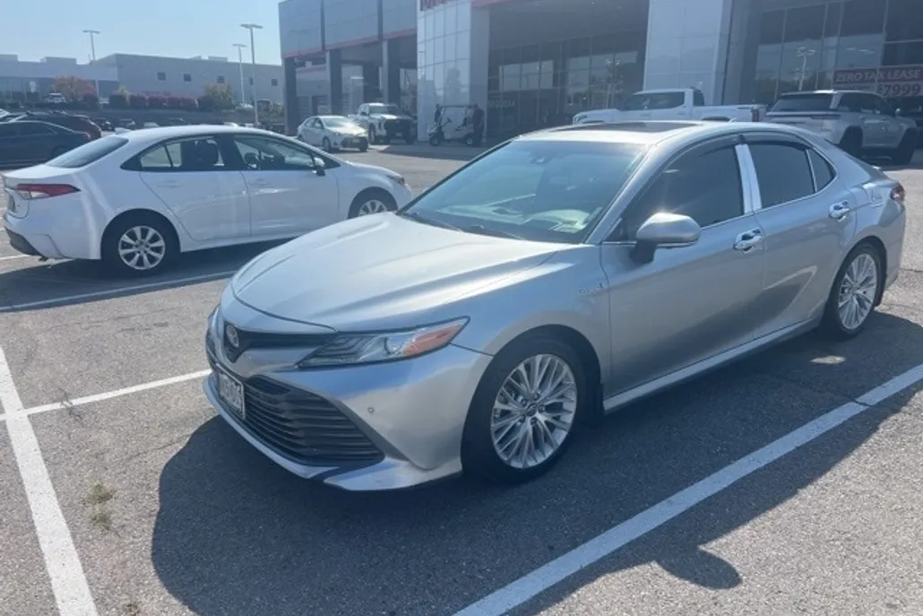 2018 Toyota Camry Hybrid XLE photo 1