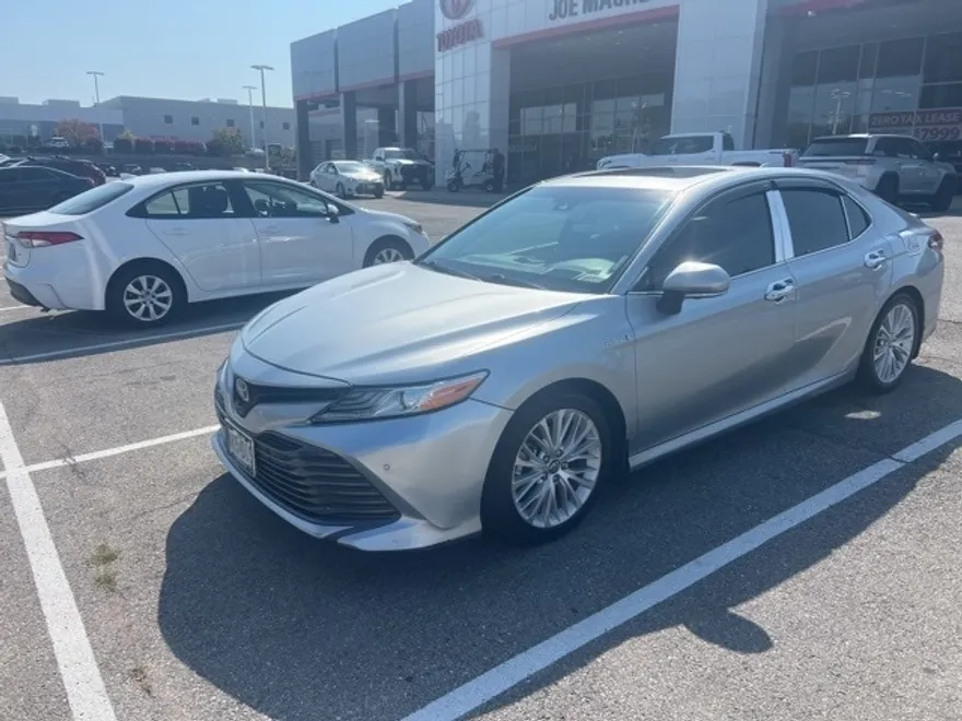 2018 Toyota Camry Hybrid XLE photo 1