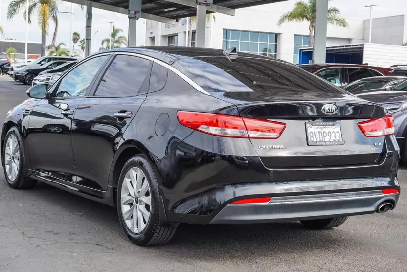 2016 Kia Optima EX photo 1