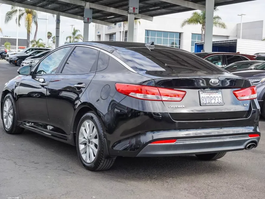 2016 Kia Optima EX photo 1