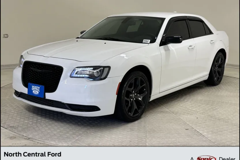 2021 Chrysler 300 Touring photo 1