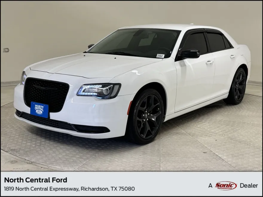 2021 Chrysler 300 Touring photo 1