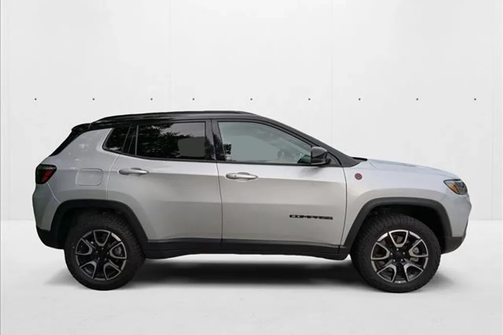 2024 Jeep Compass Trailhawk photo 1
