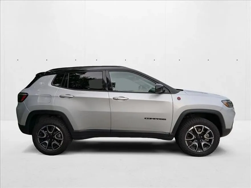 2024 Jeep Compass Trailhawk photo 1