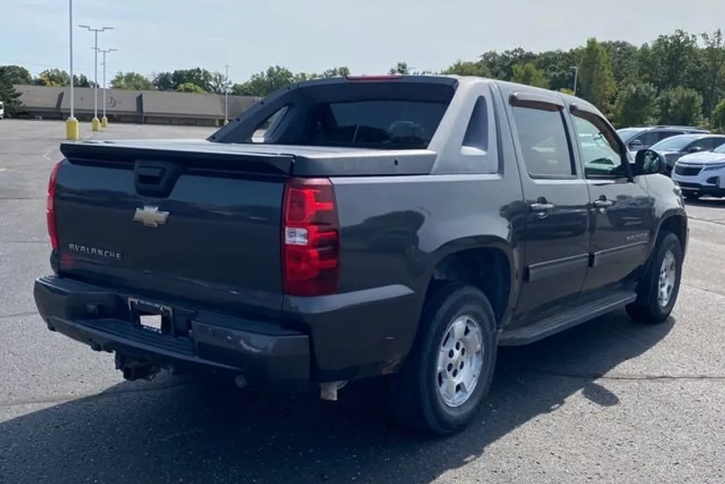 2011 Chevrolet Avalanche LT photo 1