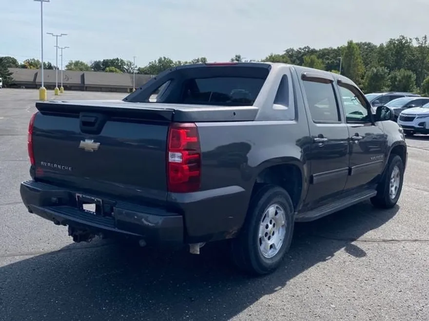 2011 Chevrolet Avalanche LT photo 1
