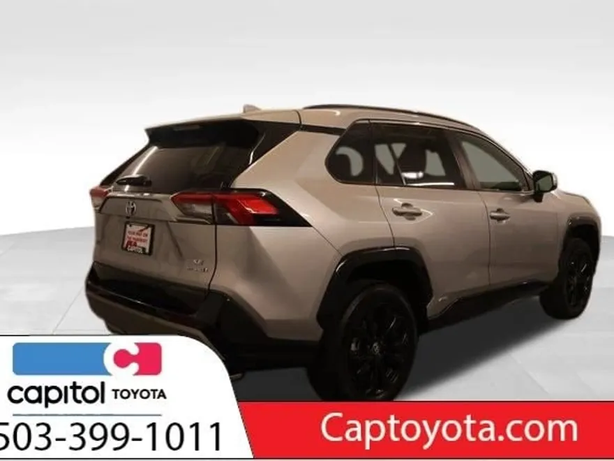 2022 Toyota RAV4 Hybrid SE photo 1