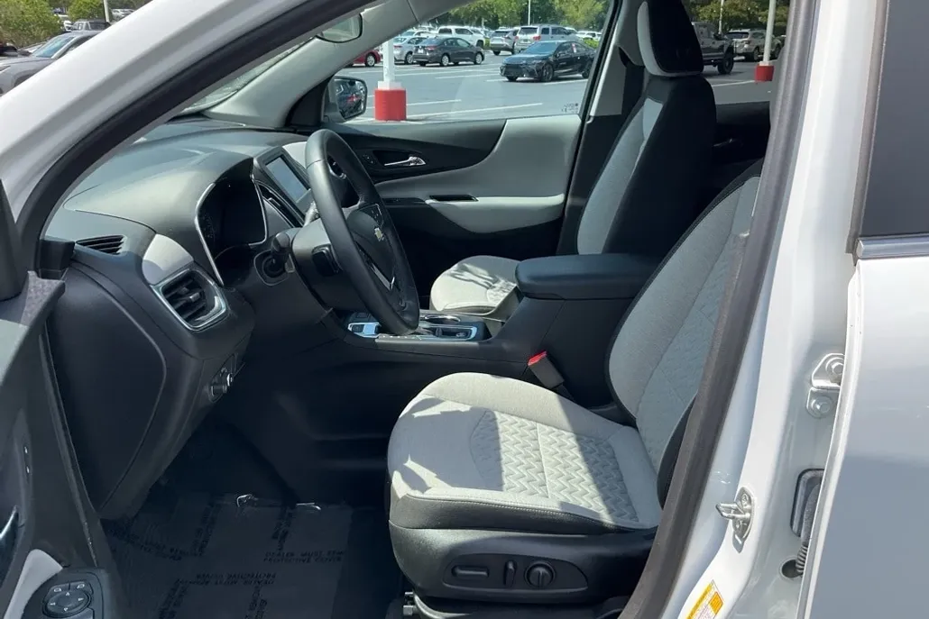 2023 Chevrolet Equinox LT photo 1