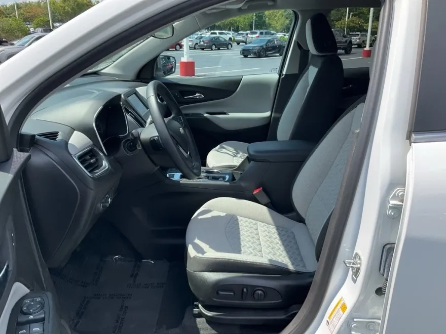 2023 Chevrolet Equinox LT photo 1
