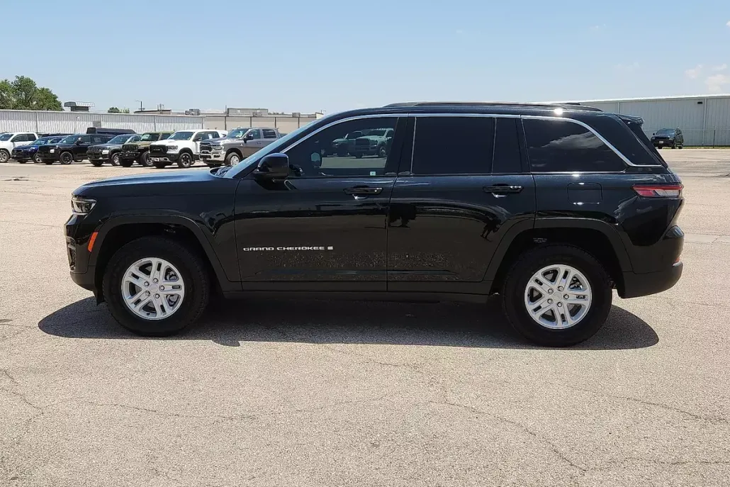2025 Jeep Grand Cherokee Laredo photo 1