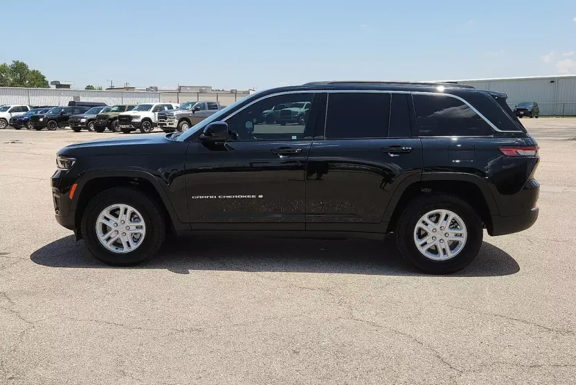 2025 Jeep Grand Cherokee Laredo photo 1