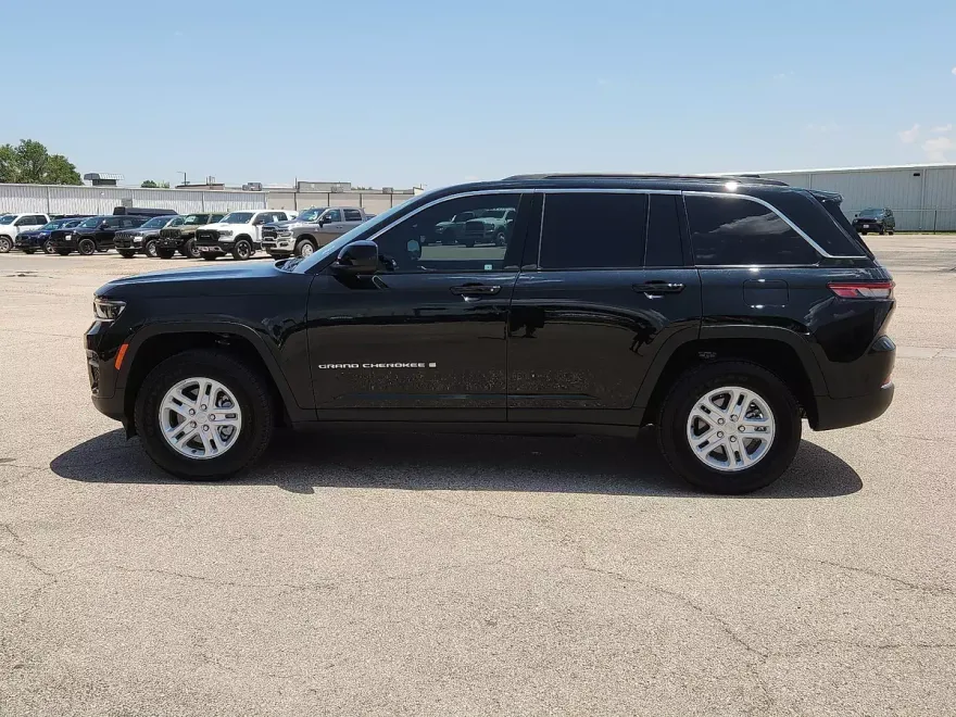2025 Jeep Grand Cherokee Laredo photo 1
