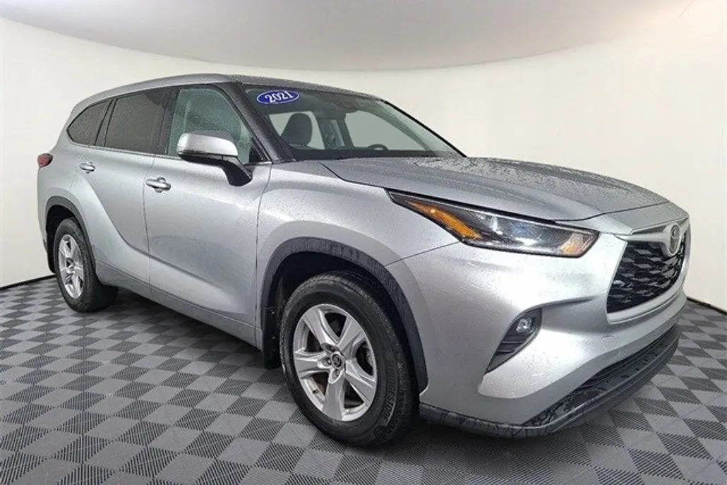 2021 Toyota Highlander LE photo 1