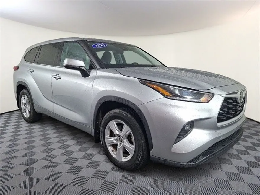 2021 Toyota Highlander LE photo 1
