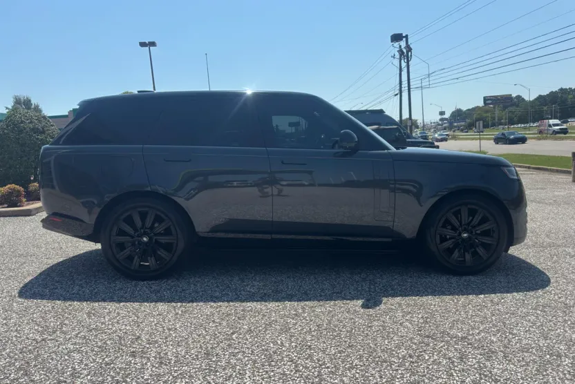 2023 Land Rover Range Rover SE photo 1