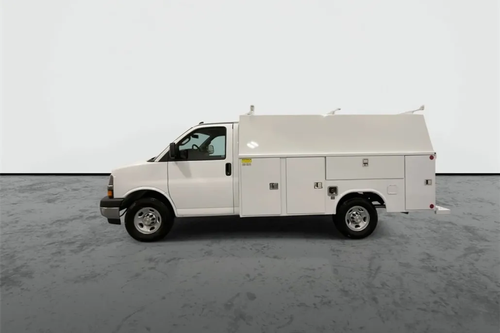2025 Chevrolet Express Cutaway 3500 photo 1