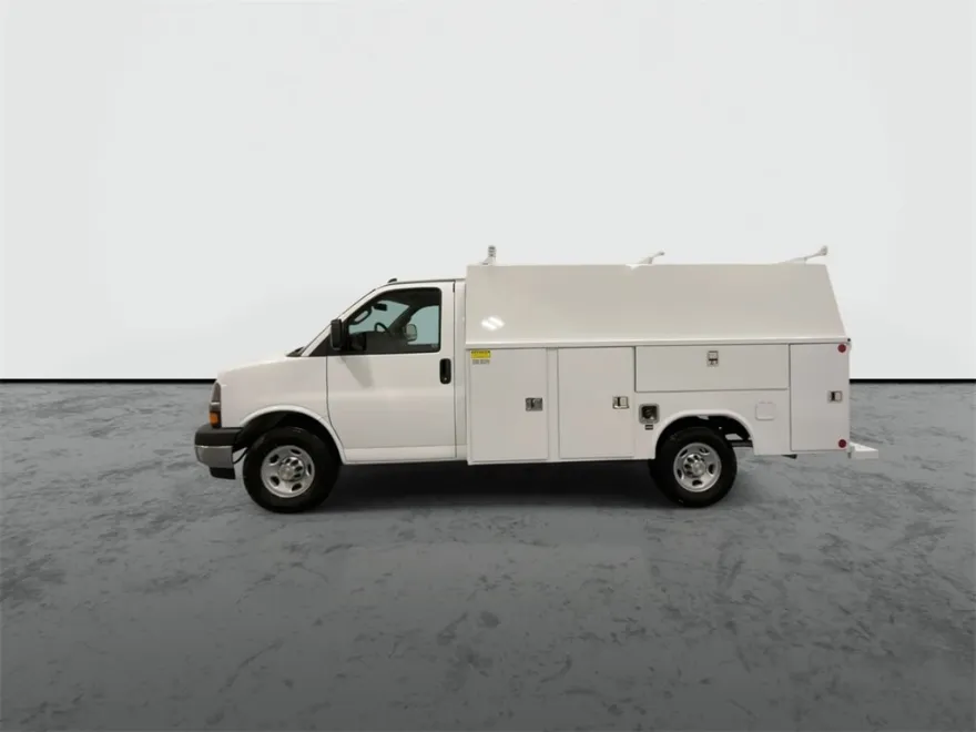 2025 Chevrolet Express Cutaway 3500 photo 1