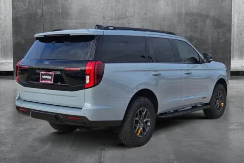 2025 Ford Expedition photo 2