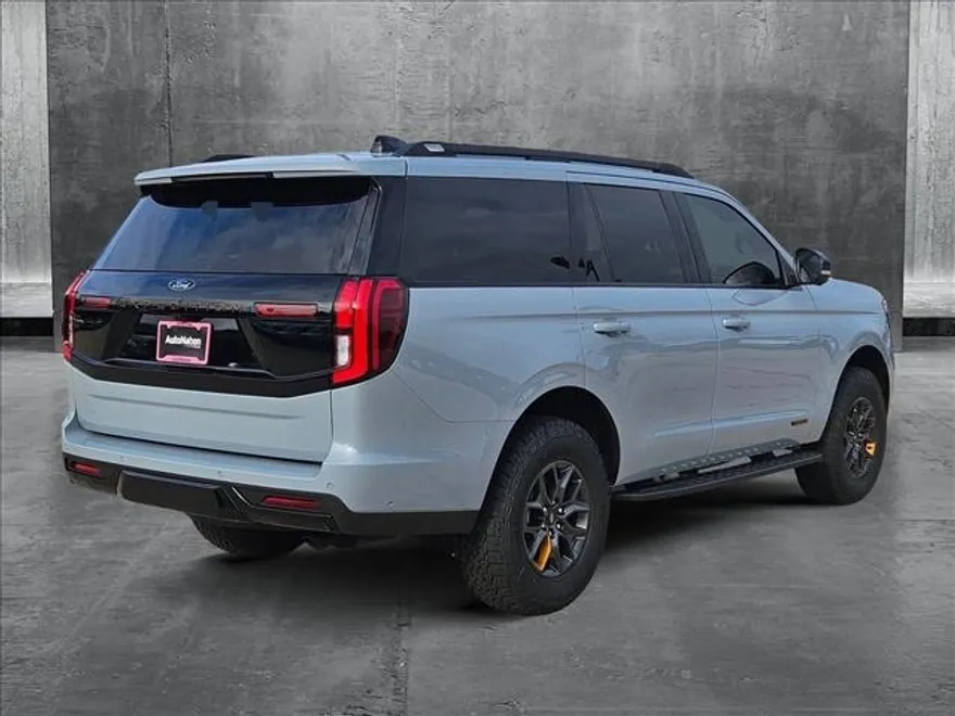 2025 Ford Expedition photo 2