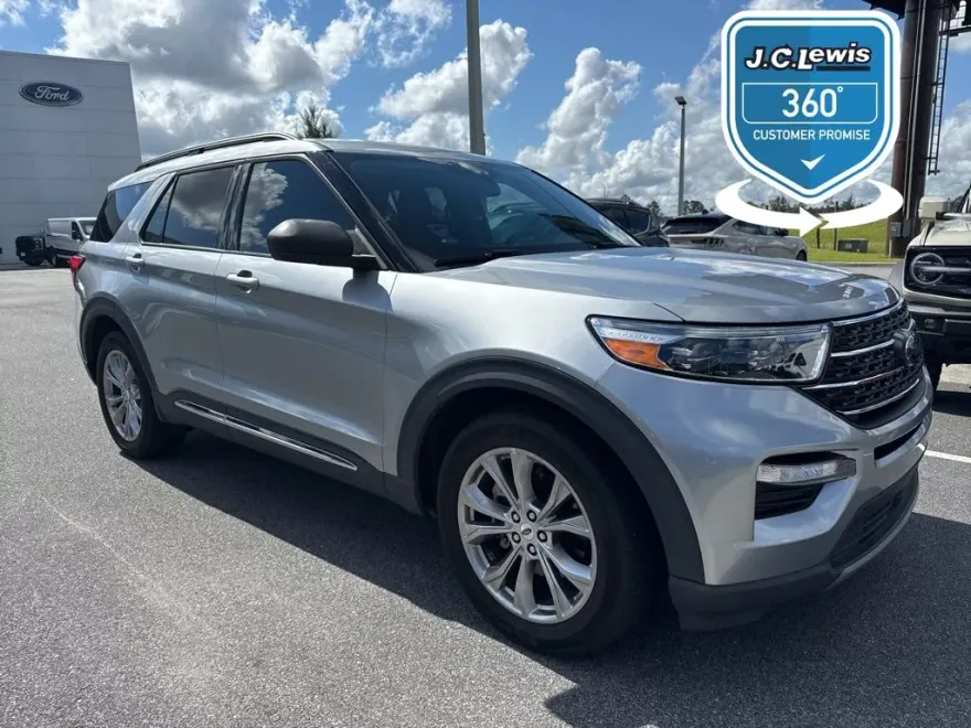 2022 Ford Explorer XLT photo 1