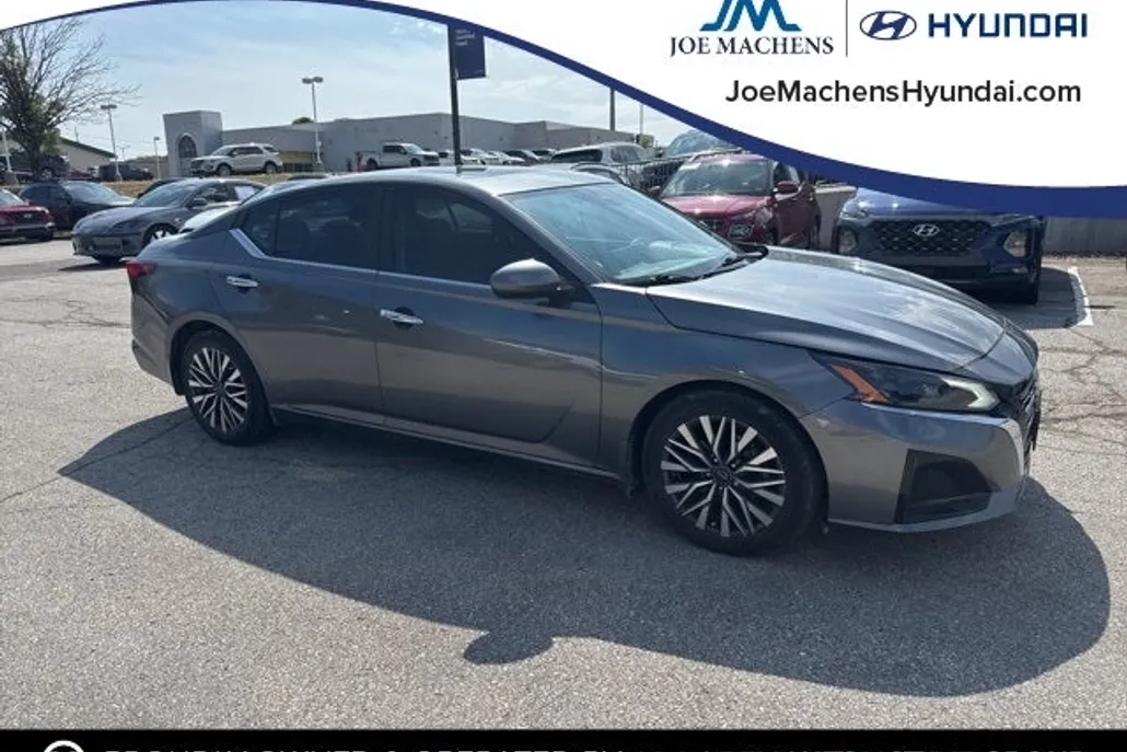 2023 Nissan Altima 2.5 SV photo 1