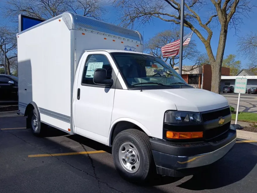 2025 Chevrolet Express Cutaway 3500 photo 1