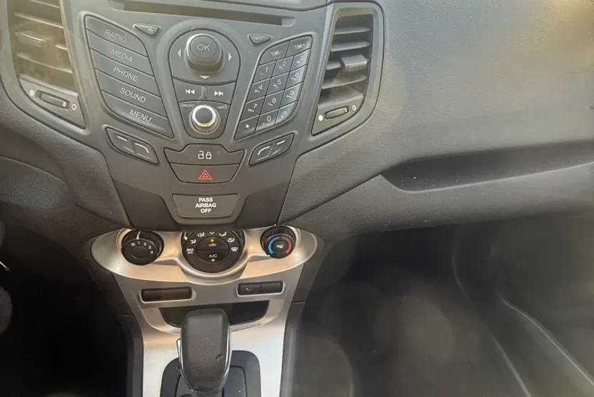 2014 Ford Fiesta SE photo 1