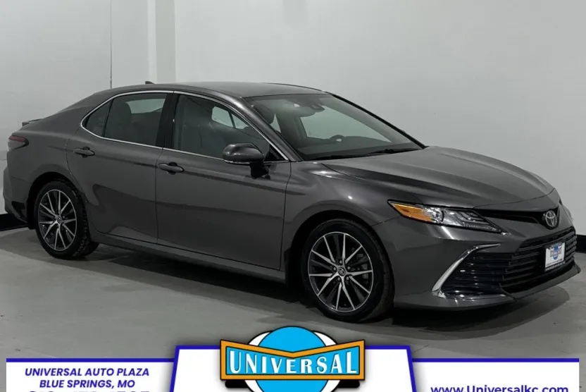 2021 Toyota Camry XLE photo 1